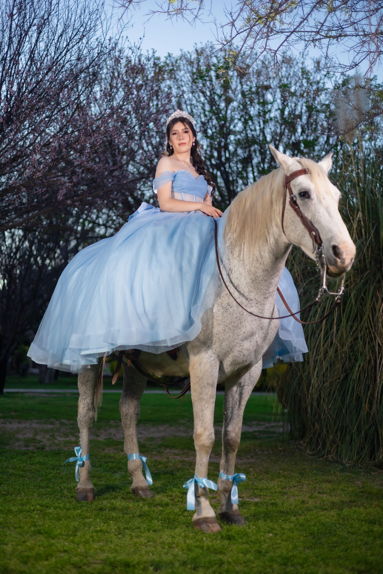 Lluvia montada en caballo cuerpo completo